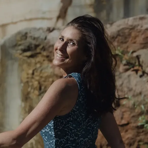 Sabine Osterauer, dreht sich mit einem Lächeln um